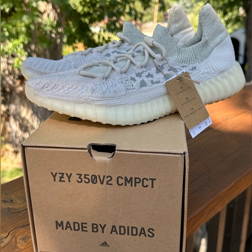Brand New YZY Adidas 350V2 CMPCT sneakers!